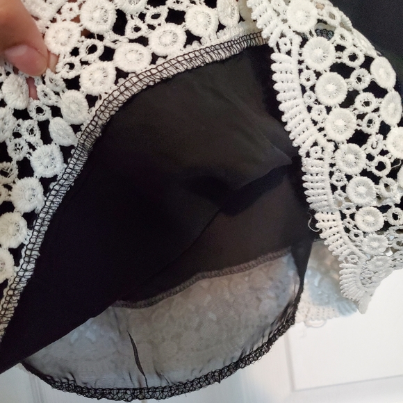 Black flowy dress with white lace - Picture 3 of 7